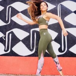 Fabletics Olive & floral set / Define Powerhold leggings & Marcia Sports bra